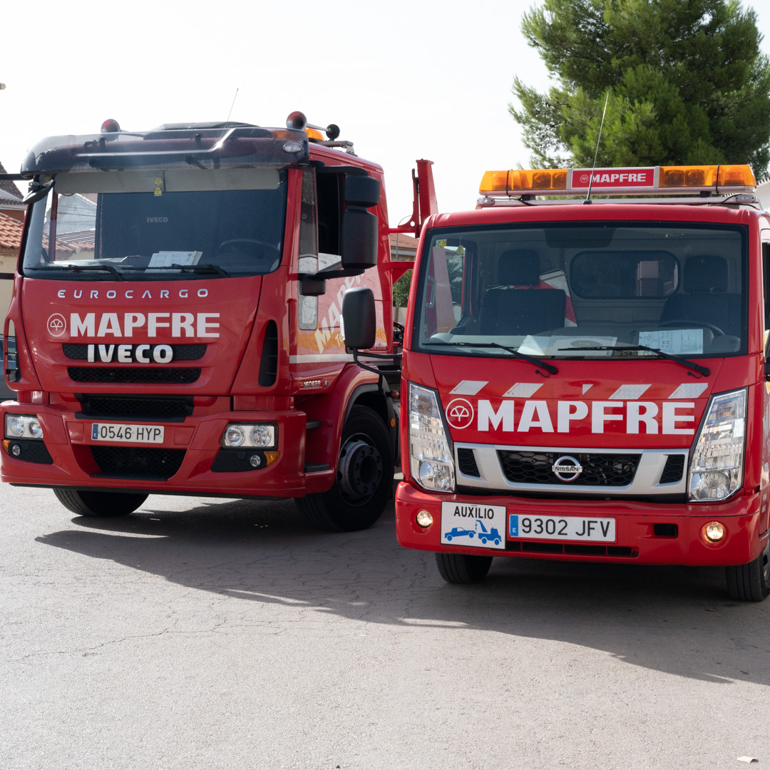 Imagen frontal de dos gruas de Mapfre asistencia con distintas capacidades de carga